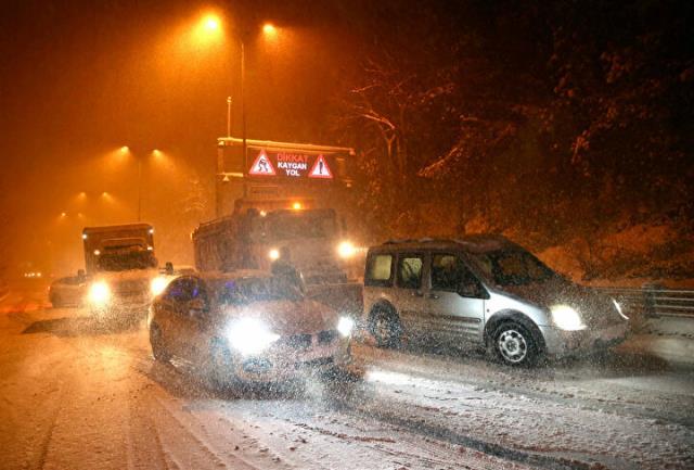 İstanbul'da yoğun kar yağışı etkisini sürdürüyor