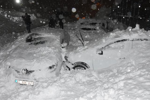 Karla mücadele devam ediyor! Bitlis'te öğretmenevi bahçesine çığ düştü, Bursa'da 11 araç zincirleme kaza yaptı