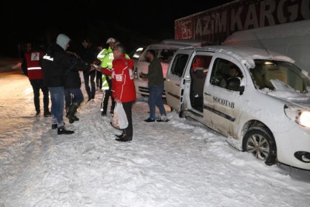 Karla mücadele devam ediyor! Bitlis'te öğretmenevi bahçesine çığ düştü, Bursa'da 11 araç zincirleme kaza yaptı