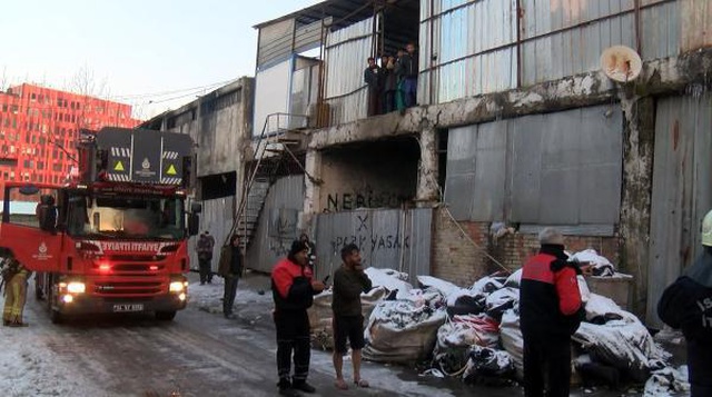 Isınmak için yaktıkları ateş, kağıt deposunu küle çevirdi! Yaşananları korku dolu gözlerle izlediler Isınmak için yaktıkları ateş, kağıt deposunu küle çevirdi! Yaşananları korku dolu gözlerle izlediler