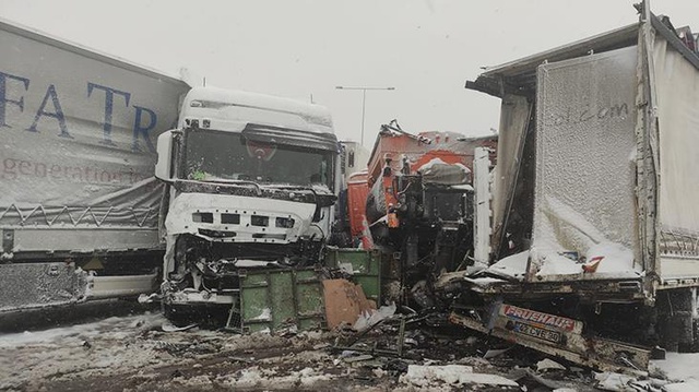 Kayganlaşan Kuzey Marmara Otoyolu'nda feci kaza! Tırlar birbirine girdi, yol tamamen kapatıldı Kayganlaşan Kuzey Marmara Otoyolu'nda feci kaza! Tırlar birbirine girdi, yol tamamen kapatıldı