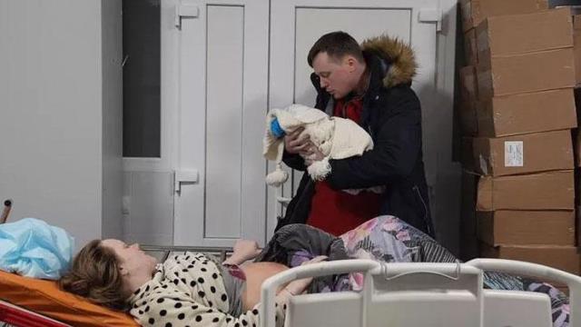 Rusya hamile değil demişti! Bombalanan doğum hastanesinden kaçan kadının kız çocuğu oldu