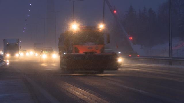 Şiddetini artıran kar yağışı İstanbul'u kısa sürede beyaza bürüdü! İşte megakentten kar manzaraları