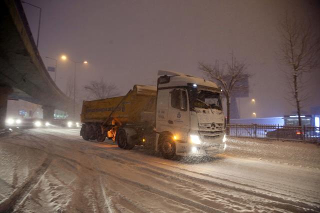 Şiddetini artıran kar yağışı İstanbul'u kısa sürede beyaza bürüdü! İşte megakentten kar manzaraları