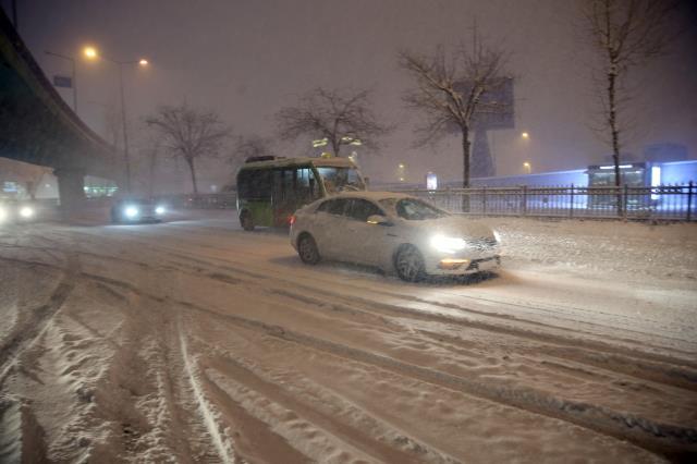 Şiddetini artıran kar yağışı İstanbul'u kısa sürede beyaza bürüdü! İşte megakentten kar manzaraları