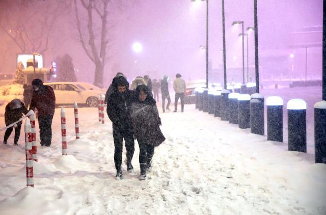 Şiddetini artıran kar yağışı İstanbul'u kısa sürede beyaza bürüdü! İşte megakentten kar manzaraları