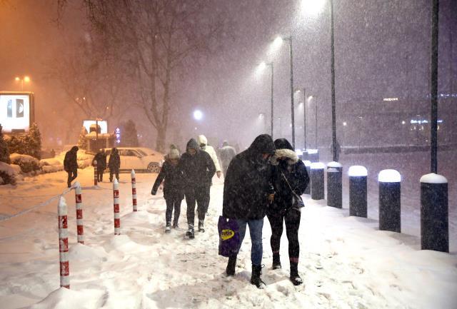 Şiddetini artıran kar yağışı İstanbul'u kısa sürede beyaza bürüdü! İşte megakentten kar manzaraları