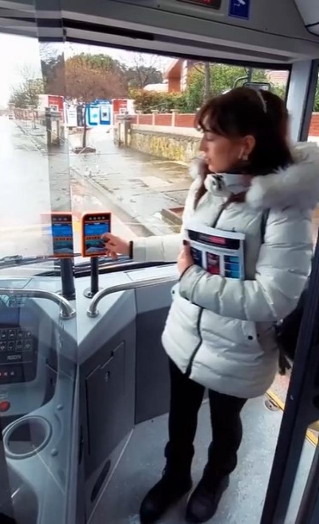 Trabzon'da yolculara büyük sürpriz! Otobüse binip kart okutanlar çıkan sese inanamadı Trabzon'da yolculara büyük sürpriz! Otobüse binip kart okutanlar çıkan sese inanamadı