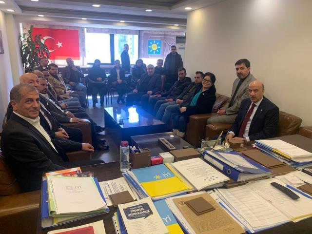 AK Parti'den istifa eden 200 kişi İYİ Parti'ye katıldı