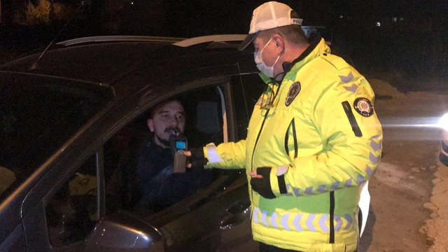 Alkol kontrolü yapan polisleri şaşkına çevirdi! ''Hatırası var'' deyip, torpidodan çıkardığı alkolmetreye üfledi Alkol kontrolü yapan polisleri şaşkına çevirdi! ''Hatırası var'' deyip, torpidodan çıkardığı alkolmetreye üfledi