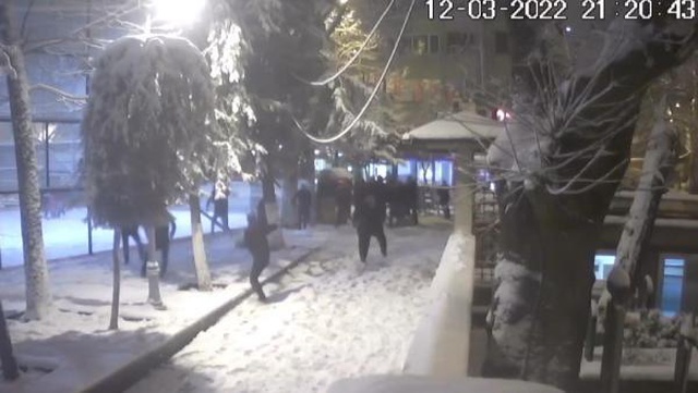 Beyoğlu'nda kartopu kavgası silahlı çatışmaya dönüştü; 7 yaralı Beyoğlu'nda kartopu kavgası silahlı çatışmaya dönüştü; 7 yaralı