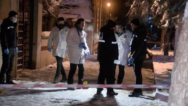 Beyoğlu'nda kartopu kavgası silahlı çatışmaya dönüştü; 7 yaralı Beyoğlu'nda kartopu kavgası silahlı çatışmaya dönüştü; 7 yaralı