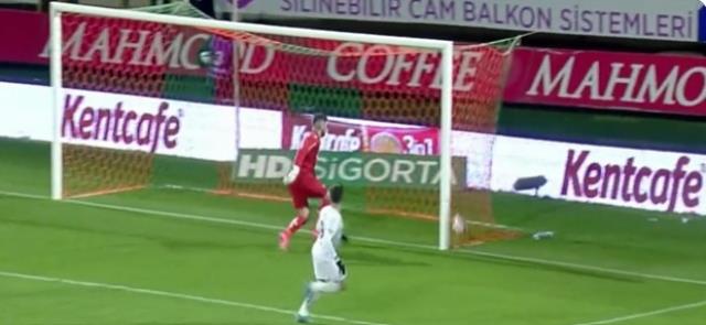 Bir bunu yapmadığı kalmıştı! Altay Bayındır, Süper Lig'de ilke imza attı Bir bunu yapmadığı kalmıştı! Altay Bayındır, Süper Lig'de ilke imza attı