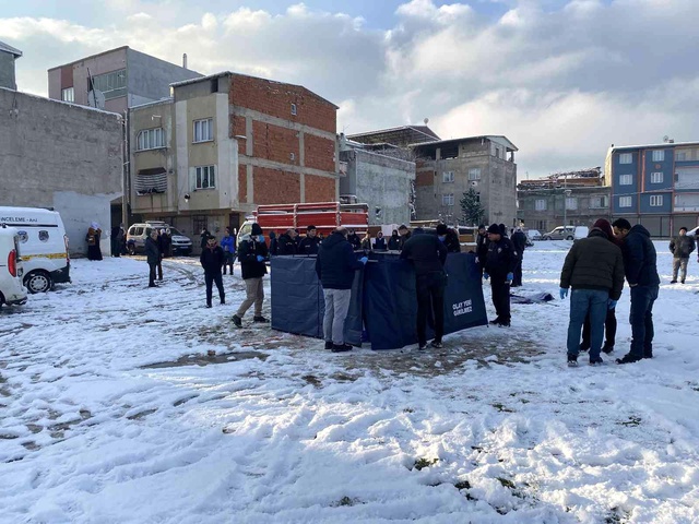Boş arsada şüpheli ölüm! Başından vurulmuş halde karların arasında ölü bulundu