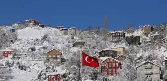 İnebolu'nun tarihi konaklarının karla bütünleşen güzelliği dron ile görüntülendi