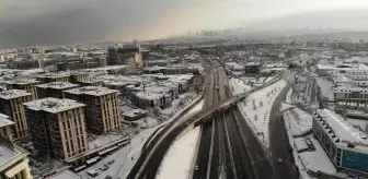 İstanbul'a kar yağdı, yollar boş kaldı