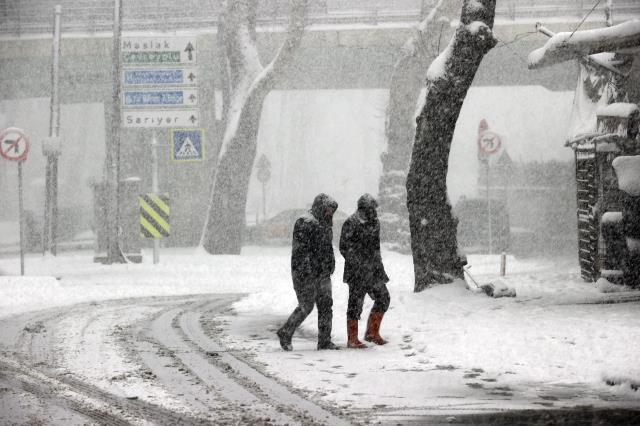 İstanbul karlar altında! Megakent beyaz örtüyle kaplandı, uyarılar art arda geliyor İstanbul karlar altında! Megakent beyaz örtüyle kaplandı, uyarılar art arda geliyor