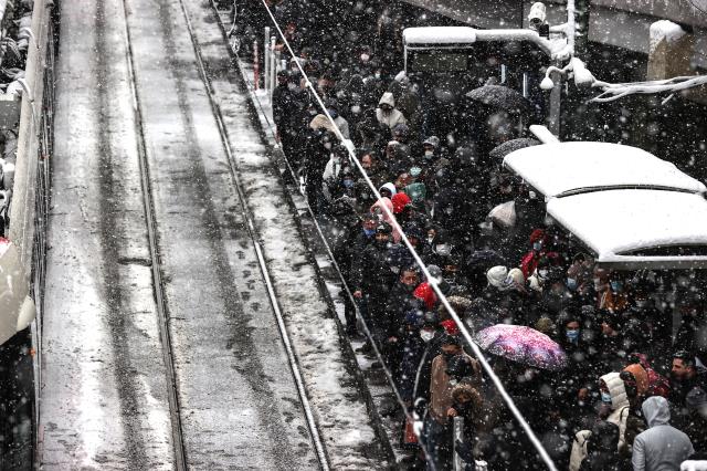 İstanbul karlar altında! Megakent beyaz örtüyle kaplandı, uyarılar art arda geliyor İstanbul karlar altında! Megakent beyaz örtüyle kaplandı, uyarılar art arda geliyor