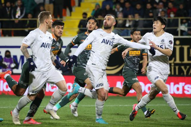 Kanarya seriyi bozmadı! Fenerbahçe, Alanya engelini 5 golle geçti Kanarya seriyi bozmadı! Fenerbahçe, Alanya engelini 5 golle geçti