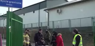 Ukraynalı savaş mağdurlarının, Polonya Medyka sınır kapısındaki duygusal kavuşma anları