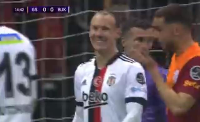 Akıllara durgunluk veren an! Omar'ın çizgiden çıkardığı top derbinin kaderini değiştirdi Akıllara durgunluk veren an! Omar'ın çizgiden çıkardığı top derbinin kaderini değiştirdi