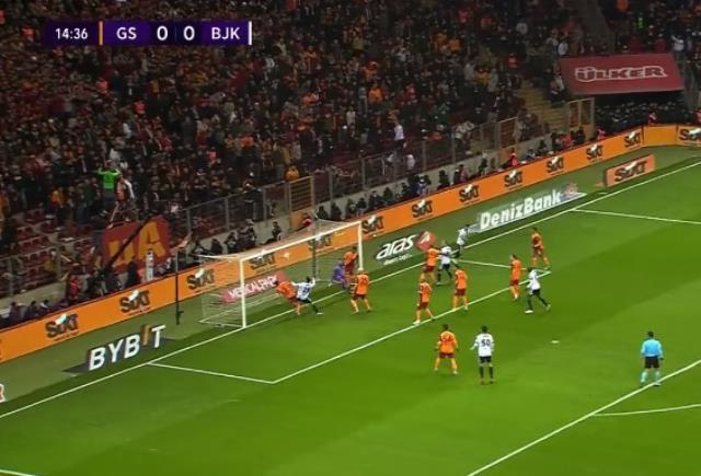 Akıllara durgunluk veren an! Omar'ın çizgiden çıkardığı top derbinin kaderini değiştirdi Akıllara durgunluk veren an! Omar'ın çizgiden çıkardığı top derbinin kaderini değiştirdi