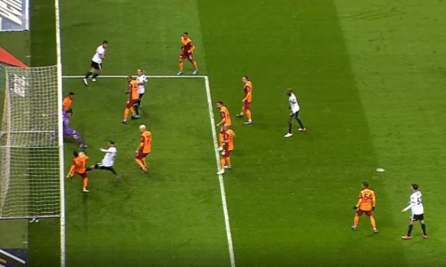 Akıllara durgunluk veren an! Omar'ın çizgiden çıkardığı top derbinin kaderini değiştirdi Akıllara durgunluk veren an! Omar'ın çizgiden çıkardığı top derbinin kaderini değiştirdi