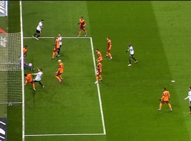 Akıllara durgunluk veren an! Omar'ın çizgiden çıkardığı top derbinin kaderini değiştirdi Akıllara durgunluk veren an! Omar'ın çizgiden çıkardığı top derbinin kaderini değiştirdi