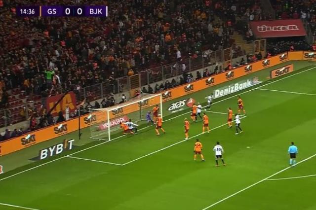 Akıllara durgunluk veren an! Omar'ın çizgiden çıkardığı top derbinin kaderini değiştirdi Akıllara durgunluk veren an! Omar'ın çizgiden çıkardığı top derbinin kaderini değiştirdi