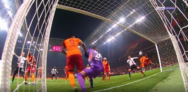 Akıllara durgunluk veren an! Omar'ın çizgiden çıkardığı top derbinin kaderini değiştirdi Akıllara durgunluk veren an! Omar'ın çizgiden çıkardığı top derbinin kaderini değiştirdi