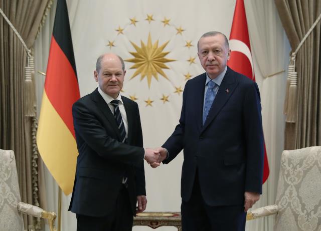 Alman gazetecinin tuzak sorusuna Cumhurbaşkanı Erdoğan'dan ders niteliğinde yanıt: Rusya'ya rağmen desteklerimiz sürdürdük Alman gazetecinin tuzak sorusuna Cumhurbaşkanı Erdoğan'dan ders niteliğinde yanıt: Rusya'ya rağmen desteklerimiz sürdürdük