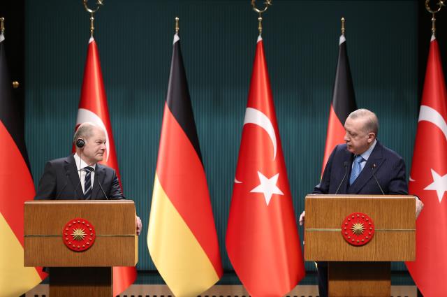 Alman gazetecinin tuzak sorusuna Cumhurbaşkanı Erdoğan'dan ders niteliğinde yanıt: Rusya'ya rağmen desteklerimiz sürdürdük Alman gazetecinin tuzak sorusuna Cumhurbaşkanı Erdoğan'dan ders niteliğinde yanıt: Rusya'ya rağmen desteklerimiz sürdürdük