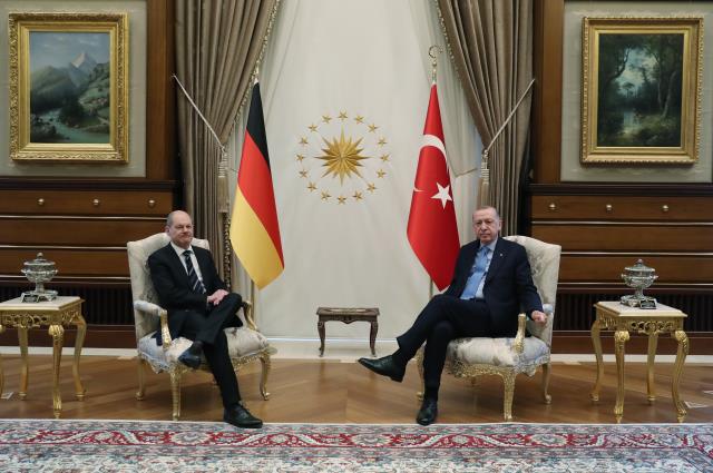 Alman gazetecinin tuzak sorusuna Cumhurbaşkanı Erdoğan'dan ders niteliğinde yanıt: Rusya'ya rağmen desteklerimiz sürdürdük Alman gazetecinin tuzak sorusuna Cumhurbaşkanı Erdoğan'dan ders niteliğinde yanıt: Rusya'ya rağmen desteklerimiz sürdürdük