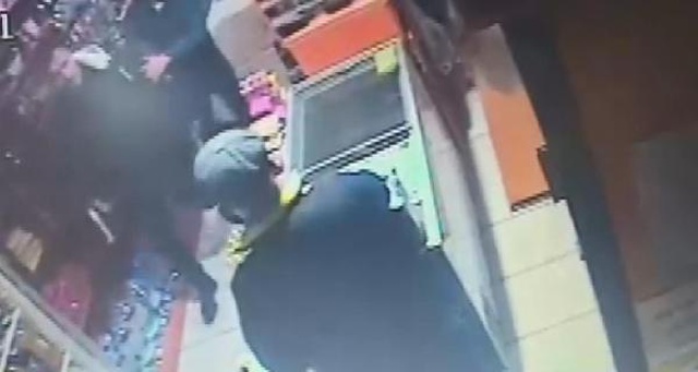 Laf attığı genç kızın dayısı deliye döndü, silah kabzasını tuttuğu gibi çocuğun kafasına geçirdi Laf attığı genç kızın dayısı deliye döndü, silah kabzasını tuttuğu gibi çocuğun kafasına geçirdi