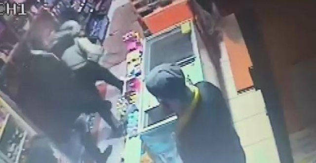Laf attığı genç kızın dayısı deliye döndü, silah kabzasını tuttuğu gibi çocuğun kafasına geçirdi Laf attığı genç kızın dayısı deliye döndü, silah kabzasını tuttuğu gibi çocuğun kafasına geçirdi
