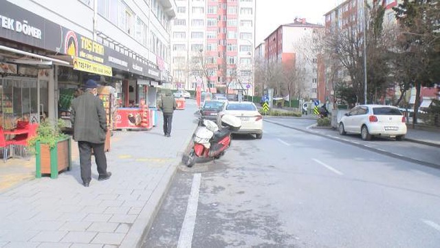 Laf attığı genç kızın dayısı deliye döndü, silah kabzasını tuttuğu gibi çocuğun kafasına geçirdi Laf attığı genç kızın dayısı deliye döndü, silah kabzasını tuttuğu gibi çocuğun kafasına geçirdi