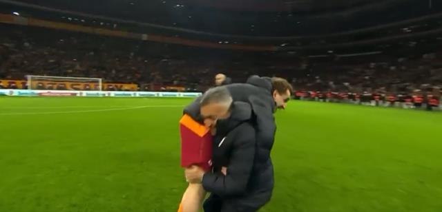 Derbinin hareketi Domenec Torrent'ten! Gecenin kahramanını omuzlarına aldı Derbinin hareketi Domenec Torrent'ten! Gecenin kahramanını omuzlarına aldı