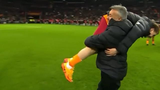 Derbinin hareketi Domenec Torrent'ten! Gecenin kahramanını omuzlarına aldı Derbinin hareketi Domenec Torrent'ten! Gecenin kahramanını omuzlarına aldı