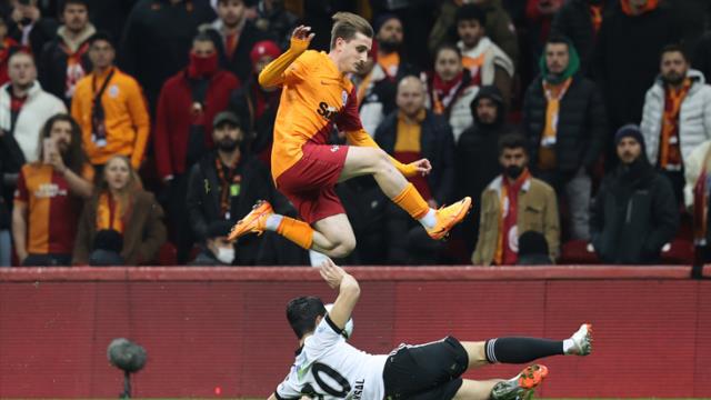 Dev derbi nefes kesti! Galatasaray sahasında Beşiktaş'ı 2-1 mağlup etti Dev derbi nefes kesti! Galatasaray sahasında Beşiktaş'ı 2-1 mağlup etti