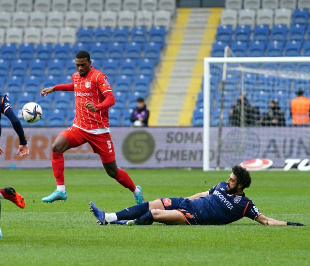 Emre Belözoğlu'na dost darbesi! Antalyaspor'un fırtınasına Başakşehir de kapıldı Emre Belözoğlu'na dost darbesi! Antalyaspor'un fırtınasına Başakşehir de kapıldı