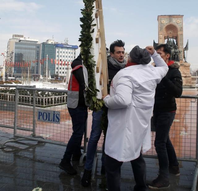 Tıp Bayramı'nda basın açıklamasına izin verilmedi, doktorlarla polis arasında olay çıktı