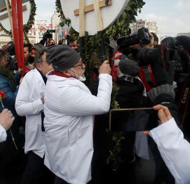 Tıp Bayramı'nda basın açıklamasına izin verilmedi, doktorlarla polis arasında olay çıktı