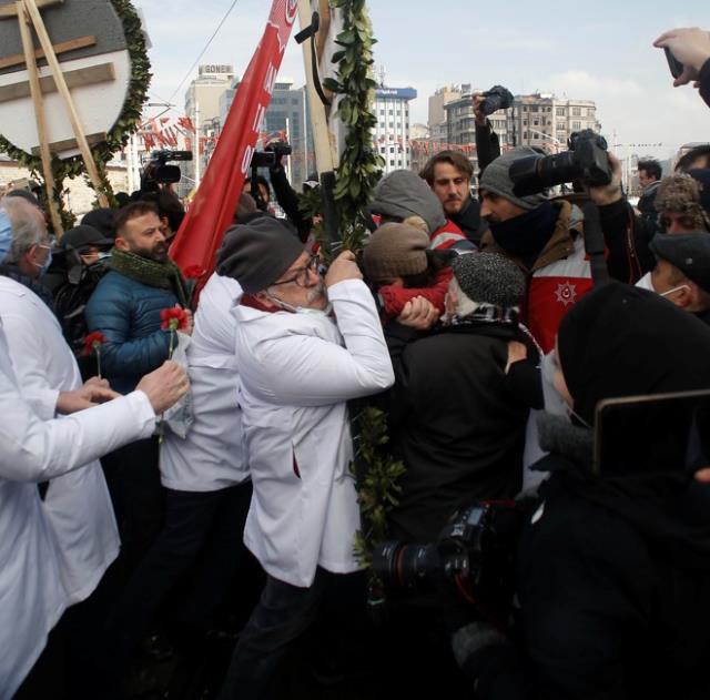 Tıp Bayramı'nda basın açıklamasına izin verilmedi, doktorlarla polis arasında olay çıktı