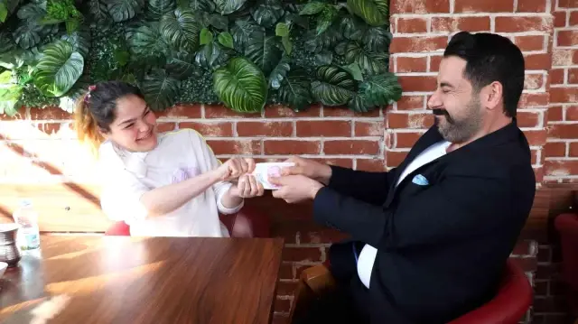 37 dakikada 255 adet çöp şiş yiyerek hem rekor kırdı hem de 26 bin TL'lik ödülün sahibi oldu