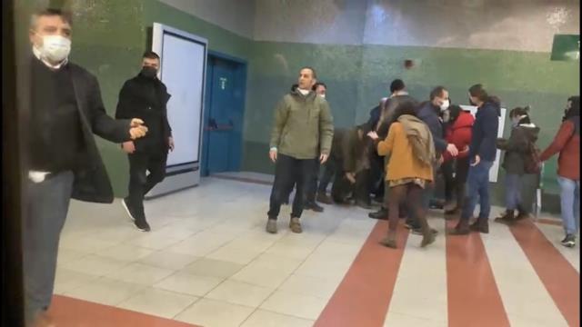 Ankara'da toplu ulaşıma zam protestosu! Çok sayıda öğrenci gözaltında Ankara'da toplu ulaşıma zam protestosu! Çok sayıda öğrenci gözaltında
