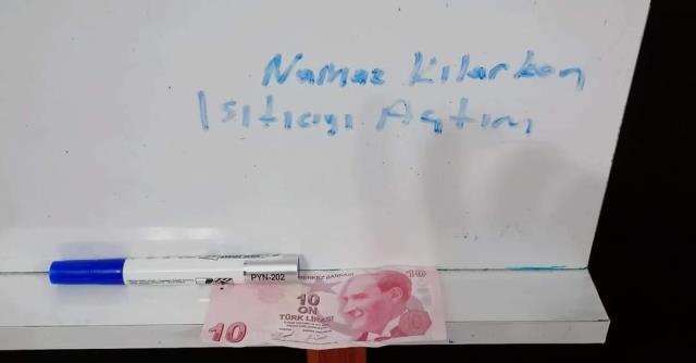 Çorum'da namaz kılmak için girdiği camide sobayı yakan gencin yaptığı hareket herkesi ağlattı Çorum'da namaz kılmak için girdiği camide sobayı yakan gencin yaptığı hareket herkesi ağlattı