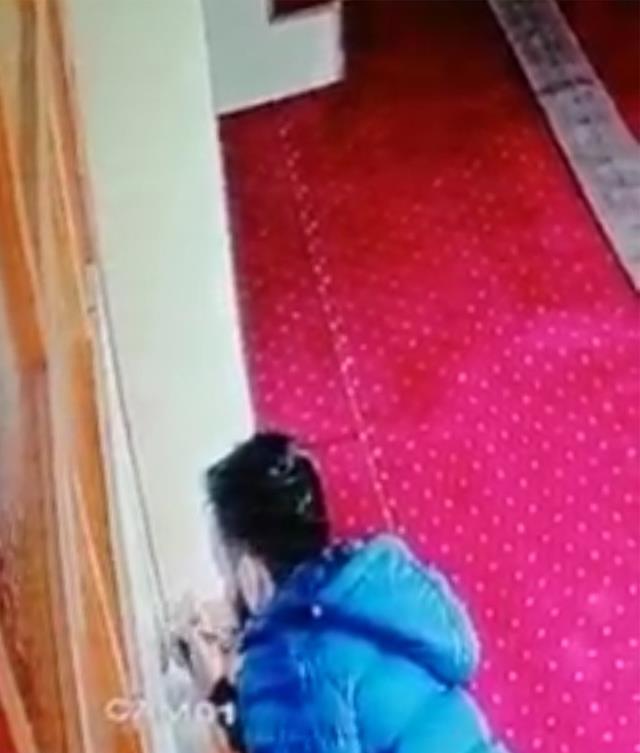 Çorum'da namaz kılmak için girdiği camide sobayı yakan gencin yaptığı hareket herkesi ağlattı Çorum'da namaz kılmak için girdiği camide sobayı yakan gencin yaptığı hareket herkesi ağlattı