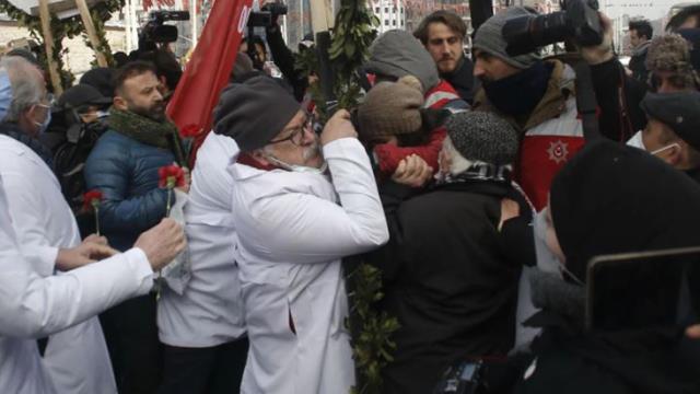 İstanbul Emniyet Müdürlüğü'nden Taksim'deki 14 Mart etkinliğindeki arbedeyle ilgili açıklama İstanbul Emniyet Müdürlüğü'nden Taksim'deki 14 Mart etkinliğindeki arbedeyle ilgili açıklama