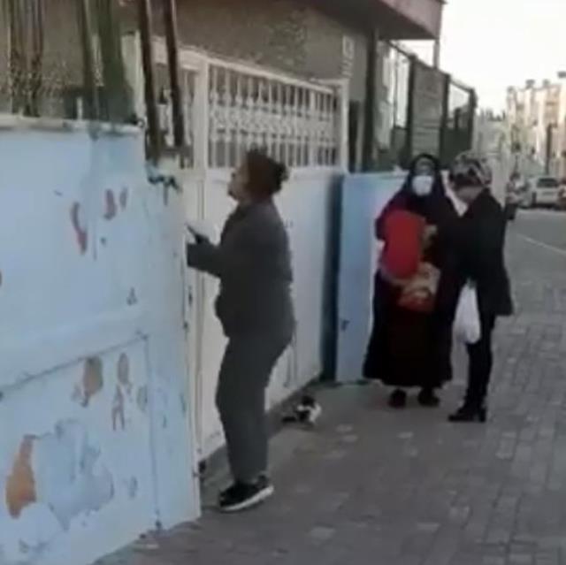 Okulun kapısını tekmeleyen kadın, öğrencileri tedirgin etti Okulun kapısını tekmeleyen kadın, öğrencileri tedirgin etti