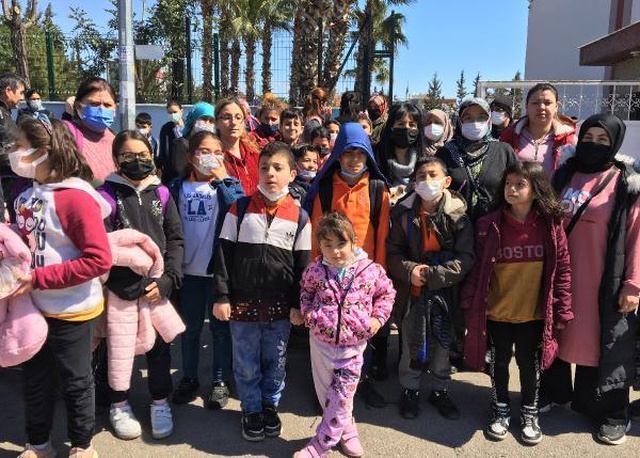 Okulun kapısını tekmeleyen kadın, öğrencileri tedirgin etti Okulun kapısını tekmeleyen kadın, öğrencileri tedirgin etti